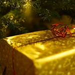 un pacchetto di natale sotto l'albero