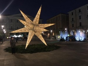 l'allestimento natalizio di piazza mazzini