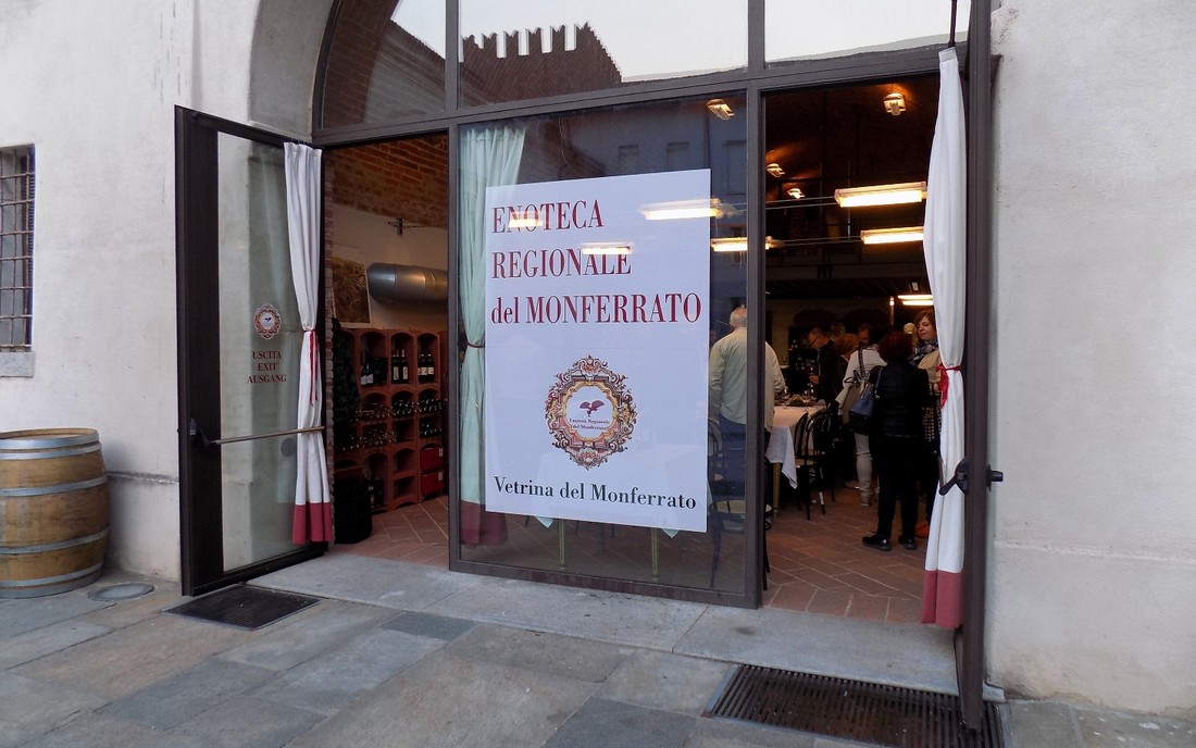l'ingresso dell'enoteca