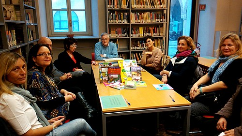 foto di gruppo durante la consegna dei libri